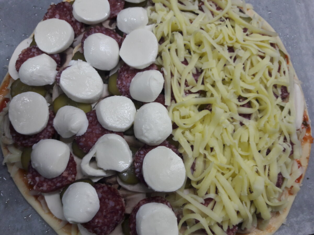 Сыр для пиццы. Пицца тянется сыр. Нужные сыры для пиццы. Пицца с пармезаном. Пицца моцарелла сырная.