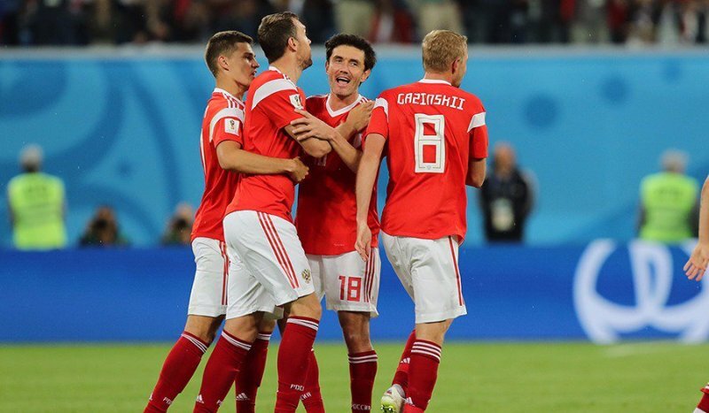 Игроки сборной России Зобнин, Дзюба, Жирков, Газинский. Фото: официальный твиттер сборной России