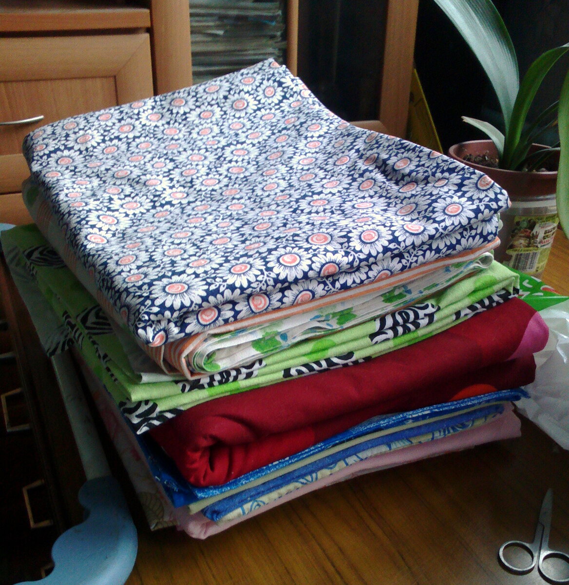 Стопочка сшитого и наглаженного белья)