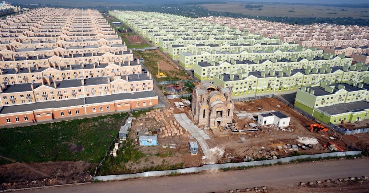 Самара, строящийся микрорайон из одинаковых малоэтажных домов с прогулочной зоной по центру