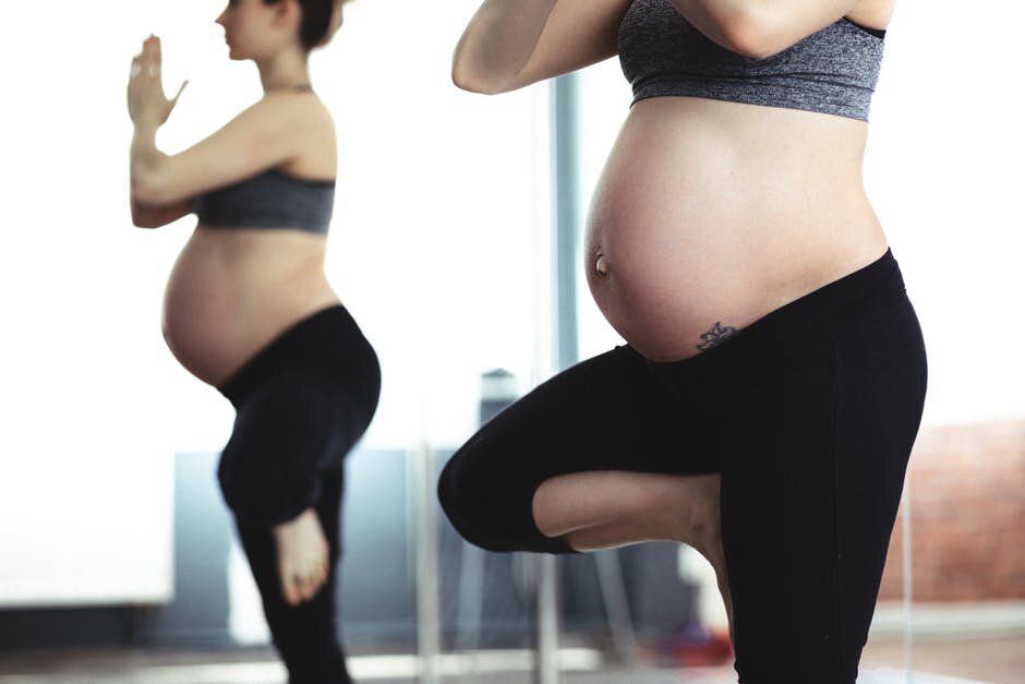  Многие эксперты рекомендуют беременным женщинам оставаться такими же активными, как и до беременности, чтобы обеспечивать свой организм энергией, поддерживать форму и укреплять мышцы спины.-4