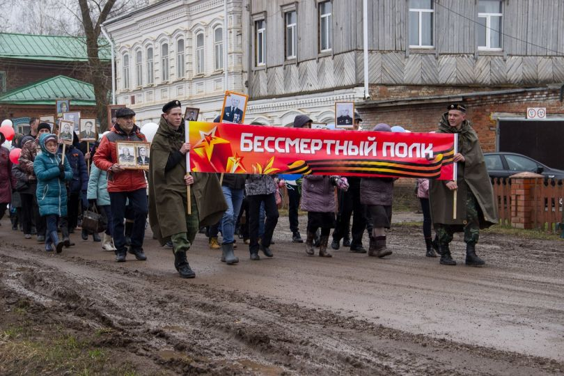 Бессмертный полк в Юсьве. Возможно, в этом строю несут и портреты Ярусовых