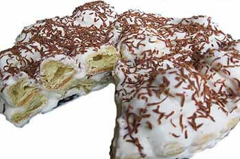 Нежный торт со сметанным кремом, посыпкой из стружки кокоса и тертого шоколада, вместо привычных коржей – заварные «пальчики» — поспешите удивить гостей насыщенностью вкуса, оригинальным оформлением в виде поленницы. «Дамские пальчики» с кокосовыми стружками готовятся быстро, выглядят аппетитно, по ресторанному. Пройти мимо этого сказочного десерта не удастся никому. Так и хочется попробовать кусочек! Время приготовления – порядка 1,5 часа. Еще около 1–2 часов десерт должен провести в холоде. «Дамские пальчики» — заварной тип выпечки.