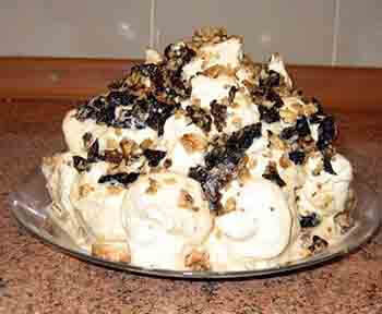 Торт «Графские развалины» получается изумительным, воздушным и хрустящим. Заварной крем делает десерт однородным и очень нежным. Чернослив и грецкий орех насыщают лакомство изысканным вкусом, благодаря чему его обожают все сладкоежки. Время приготовления один час. Готовится из безе.