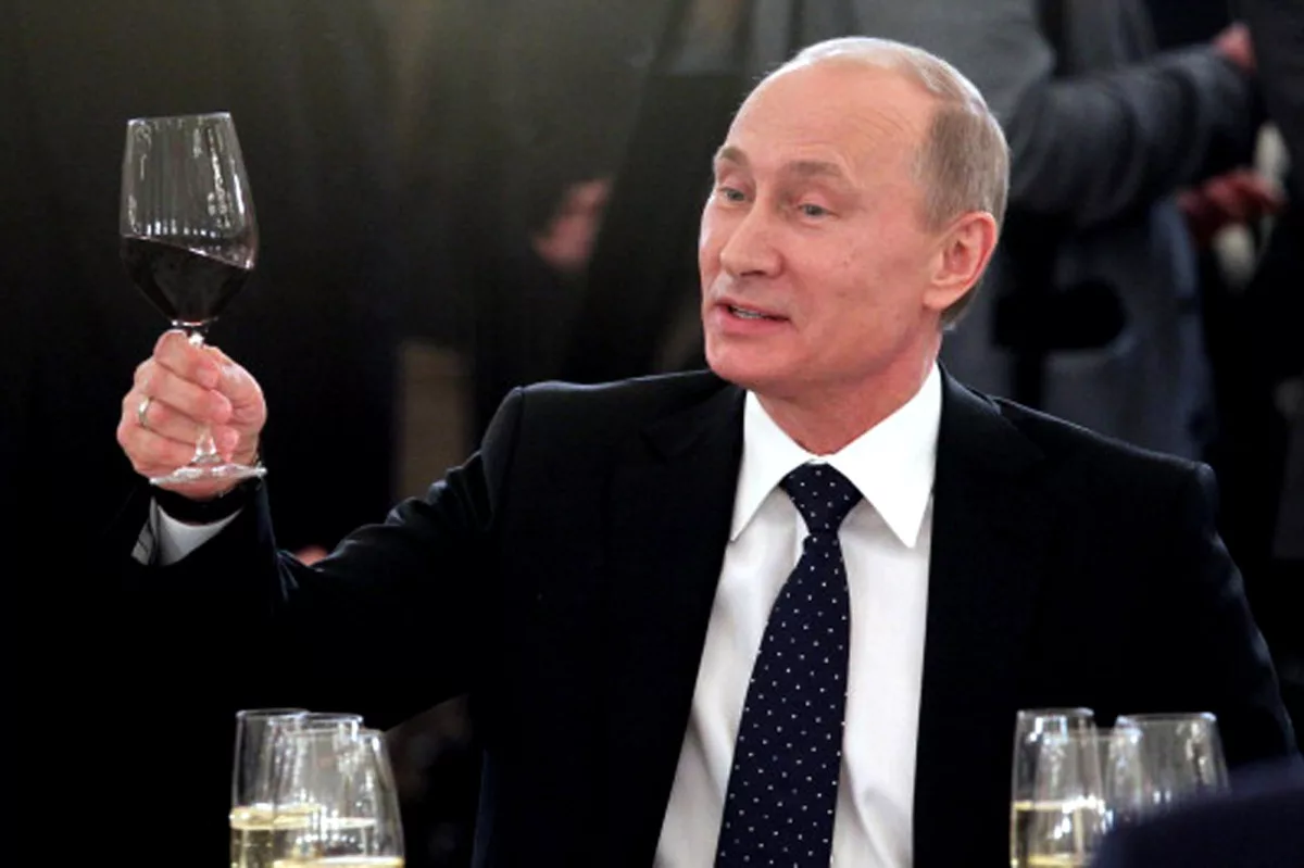 День рождение путиной. Путин с бокалом. Путин с боку. Путин с бокалом вина. Поднимаю бокал.