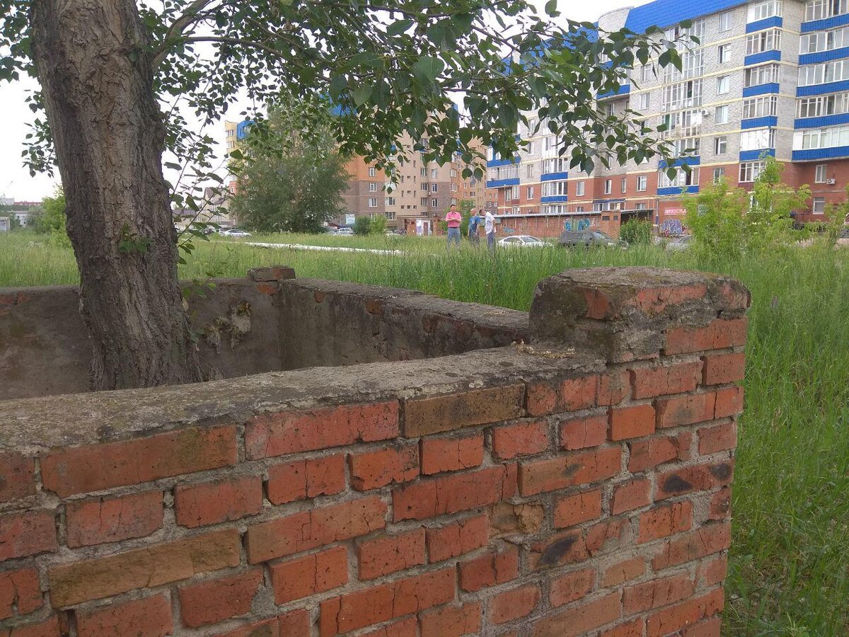 Мусульманское захоронение на фоне жилого дома ул. Комарова, 21.