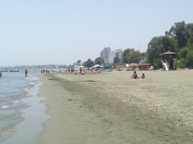 Море нас встретило тихим плеском волн о песчаный берег. 
Народу было немного, берег песчаный и песок очень горячий (проверено). 