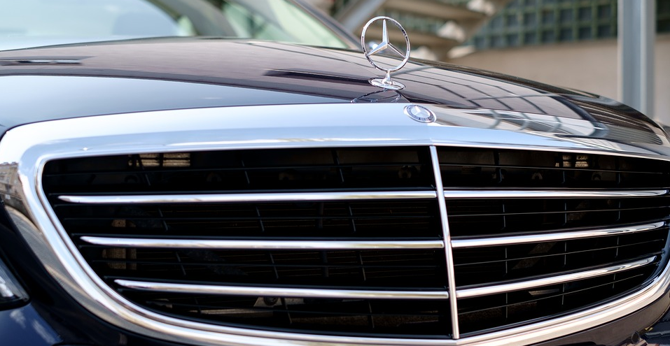Даже "Мерседес" практически отошел от традиции размещать на капоте фирменный значок