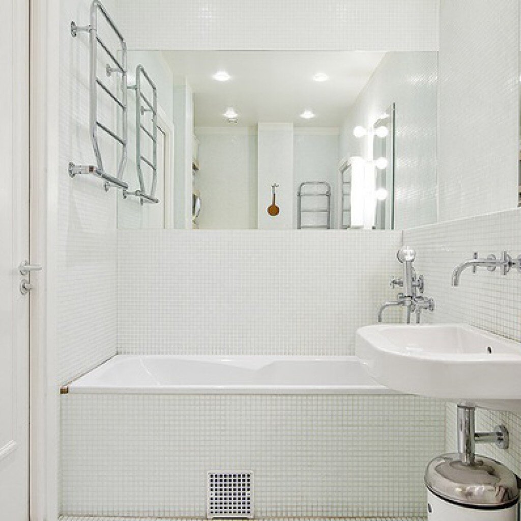 Расширить ванную. Ванная комната с белой плиткой. Белая плитка в ванной. Маленькая ванная с белой плиткой. Маленькая белая ванная комната.