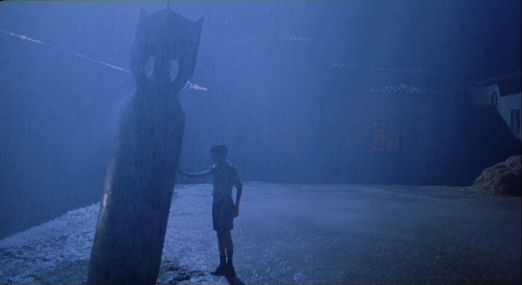 Суровые испанские muchachos: прямо во дворе их приюта торчит неразорвавшаяся авиабомба, но никто никуда не убегает. И правда, зачем? Экая невидаль, да мы на ней гвозди выпрямляем.