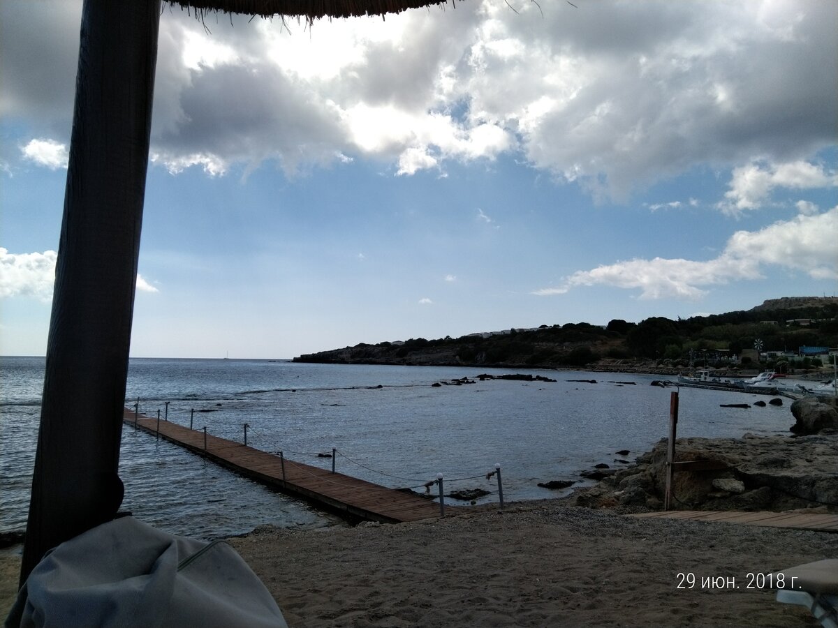 Бухта вид пляжа при отеле.