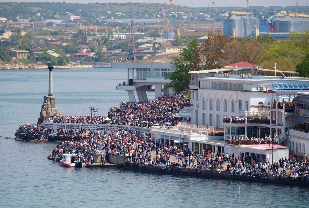 Празднование Дня ВМФ на Приморском бульваре Севастополя. Фото: pro-prazdniki.com/