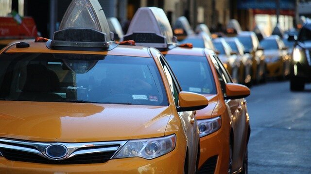 Почему такси желтого цвета: история и практичность