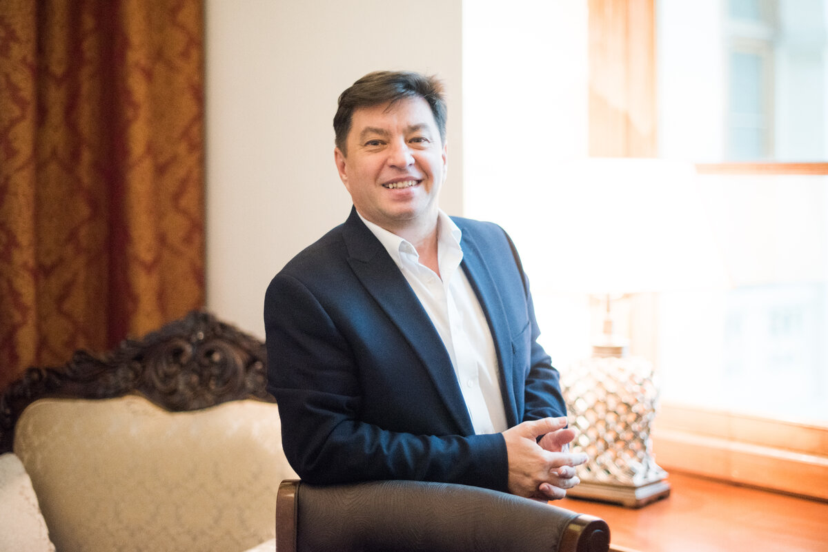 «Реклама – это дело исключительно коммерческое, каждый ролик/баннер направлен на то, чтобы повысить продажи продукта или услуги, а значит улучшить материальное состояние компании и ее владельца. Поэтому реклама чаще отражает частные интересы. А социальная реклама наоборот должна привлекать внимание к общественным проблемам и помогать людям с ними бороться. В России, в особенности на телевидении, такого понятия как социальная реклама почти нет. Не так давно у нас запретили рекламу сигарет и алкоголя поэтому для России законопроект, который во многом будет несколько принудительным для федеральных каналов, это шаг на встречу обществу», – отмечает Александр Айгистов, президент Общенационального союза НКО.