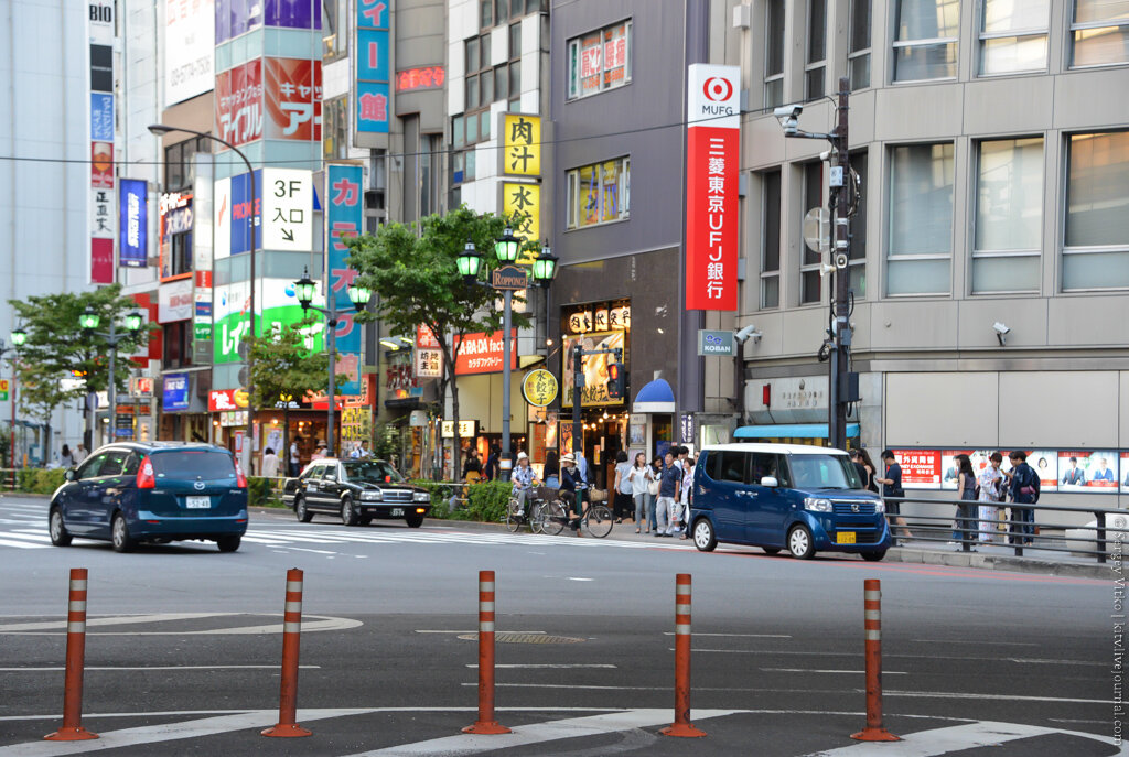 01. После Осаки, я не надолго вернулся в Токио.  Дело было к вечеру, и не зная чем занять себя я решил отправиться в Роппонги.

