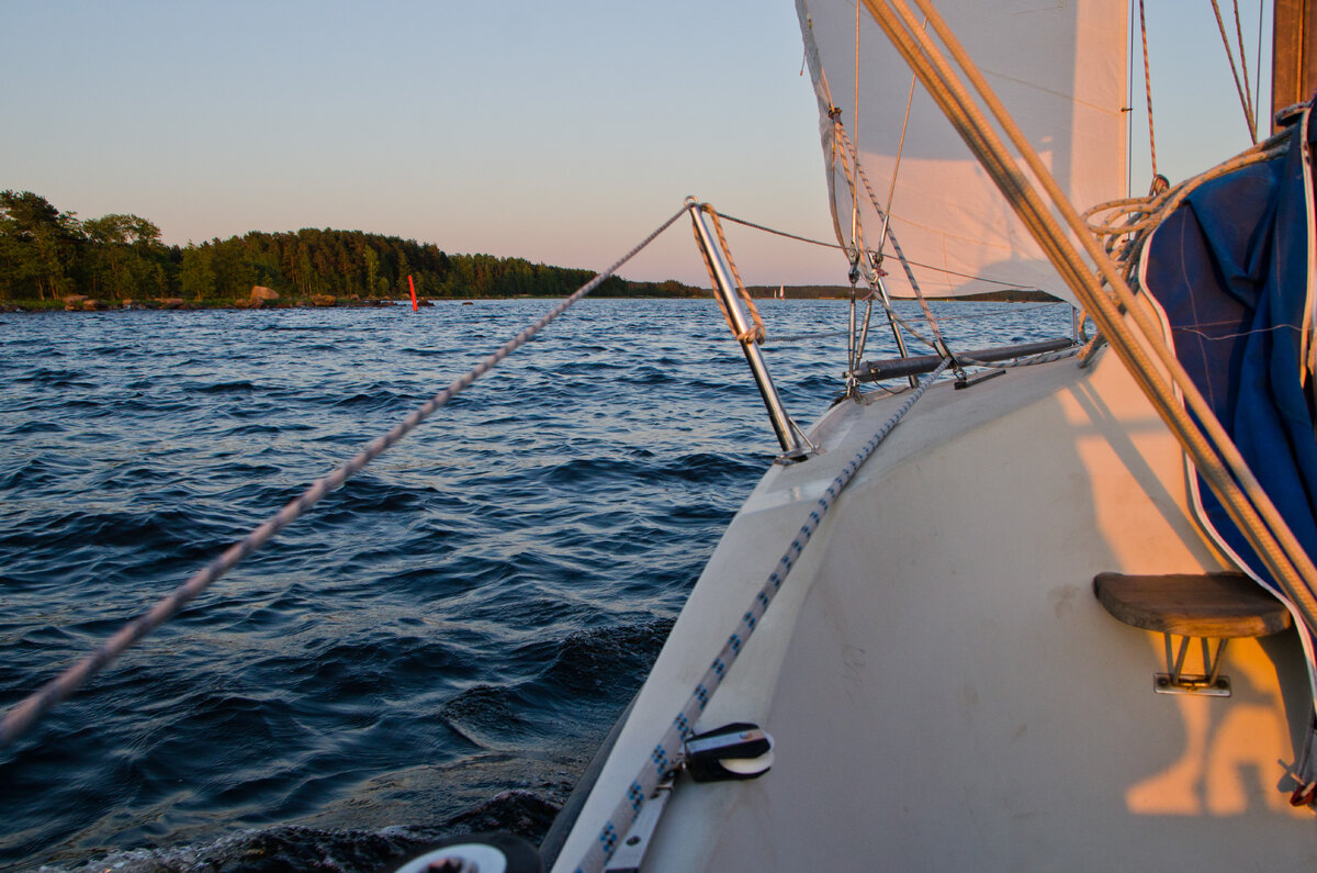 Идем по фарватеру. Очень не хочется попасть на каменную мель.