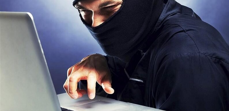 Предлагаем вашему вниманию Авторскую статью о том, как как не попасть в руки мошенников мамочкам в декрете. 
Дорогие мамочки! Если вы решили подработать в интернете в декрете, но совершенно не знаете с чего начать, куда бежать и что делать, то в первую очередь я советую прочитать мою статью про самые распространенные виды мошенничества, дабы обезопасить себя от лишних затрат времени и средств. Тем более, раз вы занимаетесь поиском работы и ставите перед собой вопрос как заработать в интернете будучи в декрете , то собираетесь зарабатывать деньги, а не пополнять карманы обманщиков. А уловки и методы мошенников чаще всего очень продуманы и не имея опыта отличить обман от реальности будет сложно.

Во — первых, скажу, что зарабатывать (подрабатывать) в интернете можно. Какого ежемесячного дохода вам удастся добиться- зависит только от вас и ваших умений, а также от работодателей, с которыми вы столкнетесь. Я не раз встречалась с такими предложениями, когда за определенную фиксированную сумму оплаты на работника возлагалась куча обязанностей. И их список все время пополнялся. Так, если вам предложили или вы нашли работу по размещению рекламных постов компании на торговых площадках, а в нагрузку вам подкинули 20 тем для написания статей, то цените себя, отказывайтесь от такой работы либо повышайте цену оплаты труда. Даже если вам очень нужны деньги, поверьте, они не стоят стольких сил и времени, чтобы работать за копейки. Цените себя!

Если вы не раз задавали себе вопрос как заработать маме в декрете в сети интернет, то про желающих нажиться на вас вы должны знать обязательно. Почему мошенники так вольно чувствуют себя в сети? Потому что вокруг полно тех, кто хочет быстро и без труда заработать кучу денег. Так сказать есть соискатели «халявной» работы и есть предложения для них.

Ну а теперь рассмотрим какой заработок для мам в декрете бывает и какие виды мошенничества в интернете его сопровождают.

Плата за просмотр рекламы и за клики

Действительно, есть такой заработок для мам и не только в сети интернет. Вы прекрасно понимаете, что не каждый посетитель сайта или блога кликает на рекламу, а эти клики очень нужны владельцу. Тогда и возникает необходимость покупать данные действия за копейки. Конечно, можно кликать с утра до вечера, но заработать больше, чем вы потратите на оплату интернета вам не удастся. Да еще где гарантия, что ваша работа будет оплачено. В таких случаях вы работаете с работодателем только на основе доверительных отношений и если он окажется обманщиком, вы зря потратите время и силы. Доказывать что-то и пытаться вернуть заработанное бесполезно.

Написание отзывов к товарам, услугам, фильмам

Часто можно встретить такую подработку в интернете без вложения, как писать отзывы за деньги о чем угодно. Я практически не нахожу нигде информации о том, что это развод. Возможно потому, что кое — какие деньги там можно вывести и получить. Но посмотрев на условия оплаты могу сказать, что трудиться вы будете за спасибо и на заработок без слез не глянешь.

В чем суть заработка на отзывах: вы пишите отзывы определенного объема, уникальные и размещаете в сети. Оплата зависит от количества просмотров и комментариев к вашему отзыву. А вот как вы проконтролируете сколько раз просмотрели ваш отзыв и соответственно, сколько вы реально заработали денег — остается большим вопросом. Можно пыхтеть и писать до бесконечности. Я отношу этот вид заработка к сомнительным, не советую.

Финансовые пирамиды

Это давно известный метод обмана наивных и доверчивых граждан. Только сегодня финансовые пирамиды во всю раскручиваются и продвигаются в интернете с новой силой. А значит еще есть те, кто свято верит, что вложив энную сумму он получит проценты от приглашенных людей в эту же сеть, которые также в свою очередь должны будут вложить деньги.

Сетевой маркетинг

Сетевой маркетинг — это на самом деле абсолютно законный и легальный способ продвижения товаров от производителя к покупателю. В таких компаниях взнос либо минимальный (но он есть), либо совершенно отсутствует. Беда начинается тогда, когда финансовые пирамиды маскируются под компании, занимающиеся сетевым маркетингом.

С сетевым маркетингом (пирамидами под их прикрытием) мало кто сегодня не сталкивался. Он предполагает продажу чего — либо «особенного» с постоянным привлечением новой рабочей силы. Основная идеология сетевого маркетинга — личное пользование продукцией и привлечение новых людей в сеть благодаря рассказам о своем успехе и пользе покупаемых товаров. Представители подобных сетевых компаний заполонили интернет. Все чаще я встречаю в сети объявления «Работа на дому. Пару часов в день и доход 1000$». Прекрасно, правда?. Если бы все было так просто, у нас бы не осталось нуждающихся и бедных. В конце концов когда работники якобы этих представительств выкладывают в сеть фото чека (правдоподобность которого под большим сомнением) с зарплатой в 10000$ за неделю, возникает вопрос,а зачем? Почему — то никто больше не горит желанием публиковать свои доходы в сети. Возможно кто-то и нашел себя в этом бизнесе и эта работа на дому для мам в декрете стала очень подходящей, но в моем понимании это сомнительный доход и о нем я говорю именно в этой статье. В конце концов когда звонит подруга и приглашает в гости, а по факту ты оказываешься на лекции про «волшебные» баночки, витаминки или порошки, становится очень не приятно. Да еще и купить предлагают представленный товар прямо тут и прямо сейчас. Кстати, с той встречи мы так и не общаемся больше…Ну это так лирическое отступление. Будьте бдительны и не позволяйте себя обманывать.

Заработок на «волшебных» кошельках

Его суть очень проста. Вам предлагают заработать на переводе денег. Для этого вас попросят открыт счет в системе платежей, переведут некую сумму и дадут счета, на которые нужно будет сбросить деньги. В качестве вознаграждения вам пообещают проценты от перевода. И их действительно перечислят на счет. Только чтобы вывести их вам скажут про довложение вами еще 100$. Стоит ли вывод ваших заработанных процентов больше, чем сумма процентов? думаю, что все понятно в этом обмане.

Набор текстов и клейка конвертов

Это настолько старый способ развода, но изредка встречается в сети, что скажу я о нем очень кратко. Чаще всего на него попадаются студенты или совсем не опытные в сфере работы интернета мамочки. Никакой набор текста и клейка конвертов (или сборка фломастеров) не принесет вам желаемый доход. Вас попросят выслать деньги в обмен на инструкции к работе. Как только вы отправите деньги, работодатель пропадет без следа. Сюда же можно отнести такой вид работы как сортировка изображений или отправка писем. Тот же развод.

Есть такие предприимчивые мошенники, которым не нужны ваши деньги и первые взносы. Вам предлагается работа, например, писать комментарии на указанном сайте или сделать подборку фото к сотне указанных товаров. Вы усердно трудитесь, вам постоянно приходят похвалы, что вы молодец и очень хорошо справляетесь с работой. Но когда приходит время расчета за проделанную работу, работодатель исчезает. Ну не счел он за необходимость оплатить ваш труд. Чтобы не попасть в такую ситуацию, лучше всего ищите работу через биржи, где есть гарантии безопасности или через знакомых, форумы, которым доверяете.

Запомните основное правило

Если кто-то предлагает вам работу, которая требует вложений (не важно каких размеров), будьте добры, проходите мимо. В сети интернет так же как и в реальной жизни предоплату (оплату) делает работодатель, а не соискатель работы.

Не бойтесь задавать предлагающему вам работу сразу все волнующие вопросы. Чем настойчивее и сильнее вас пытаются заманить в сообщество богатых миллионеров, зарабатывающих тысячи долларов, тем большая вероятность того, что вы общаетесь с мошенниками. Не тратьте на них свое драгоценное время. Ведь заработать маме в декрете через интернет не так просто, когда на руках малыш и времени катастрофически не хватает.

Очень часто мошенники пользуются такими призывами как «Завтра — слово неудачников. Бери и делай прямо сейчас» или » Не упусти сегодня свой шанс, только сейчас ты сможешь заработать деньги», » Завтра будешь жалеть, что не сделал это вчера» ну и т.д. Надеюсь, вам понятно, что это за фразы и к чему они вас склоняют.

У хорошего работодателя всегда четко поставлены задачи, сроки и способ оплаты. Он не будет требовать у вас копии паспорта или квитанций об оплате коммунальных платежей ( я сталкивалась с таким тоже). Никому не передавайте никаких своих личных данных. Они вам понадобятся только при оформлении личного электронного кошелька для получения и вывода денег.

За более, чем 7 лет работы в интернете я сама не раз встречалась с разводом и обманом. К счастью, на этапе «просим отправить нам предоплату» наше сотрудничество заканчивалось.

Не ведитесь на красивые слова мошенников, не верьте в падающее счастье в 1000 $ неделю, не делайте предоплат, а ищите реальную оплачиваемую работу. Она есть.