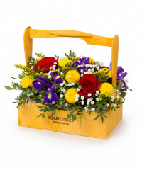 При создании композиций в коробках и корзинах часто используется флористический оазис (губка) – пористый материал, пропитанный водой. Находящиеся в нём стебли берут воду оттуда, и цветы в таком микроклимате долго сохраняют декоративность.