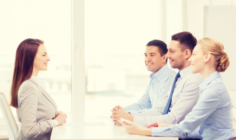 Даже если английский у человека продвинутый, редко кому мешает пройти спецкурс по программе The Ins and Outs of Job Hunting - cогласитесь, иногда досадные языковые ошибки могут приводить к тому, что соглашаешься на что-то невыгодное или отказываешься от чего-то полезного. И можно просто работу мечты так упустить, ляпнув что-то невпопад. До того, как начнёшь работать, судят о нас не по тому, как мы работаем, а по тому, что и как мы говорим, и что у нас в резюме написано. В том числе смотрят на опечатки в LinkedIn и на прочих площадках - эйчары нас загугливают по полной. Но очень многих досадных моментов можно легко избежать, заказав полную вычитку всех своих публичных профилей в соцсетях (англо-язычную часть), корректуру резюме и просто уроки-симуляции job interview. 