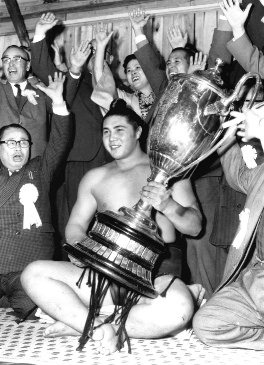 Сумоист Тайхо Коки, он же Иван Борышко, после выигрыша Императорского кубка, Япония, 1960 год.