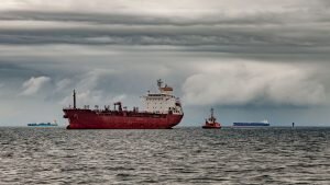 По сообщению агентства Bloomberg, китайскими нефтеперерабатывающими предприятиями активно скупается черное золото из Канады, которая стоит на $50 за баррель дешевле сортов WTI и Brent. Это происходит на фоне роста цен на эталонные марки нефти.