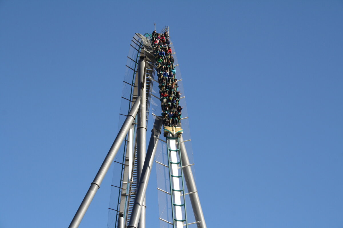 На вершине Шамбалы в момент падения. Дочка - розовенькое пятнышко в хвосте.