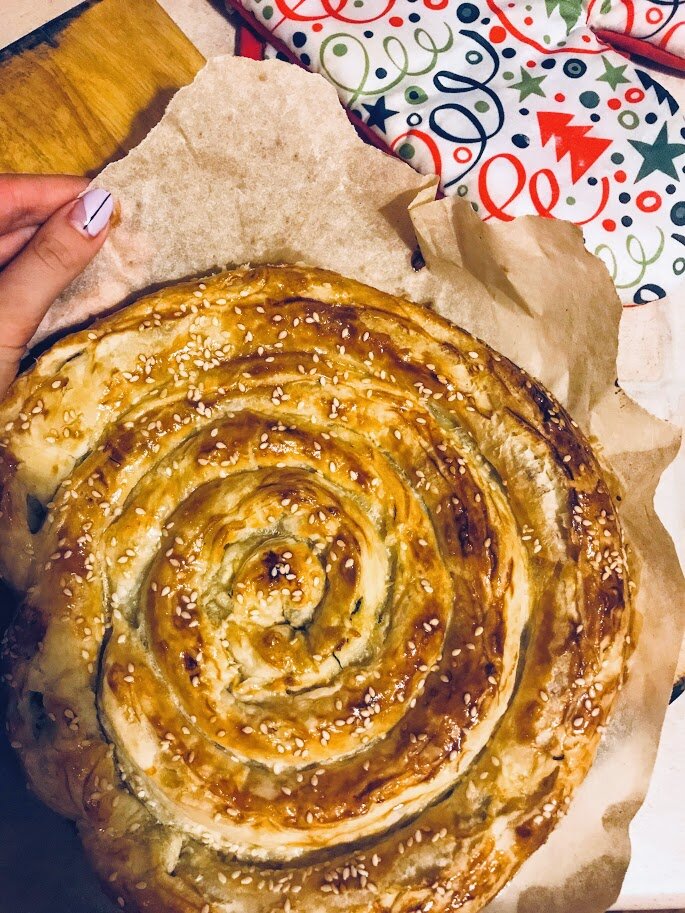 Фото из личного архива: готовый пирог улитка с адыгейским сыром и зеленью