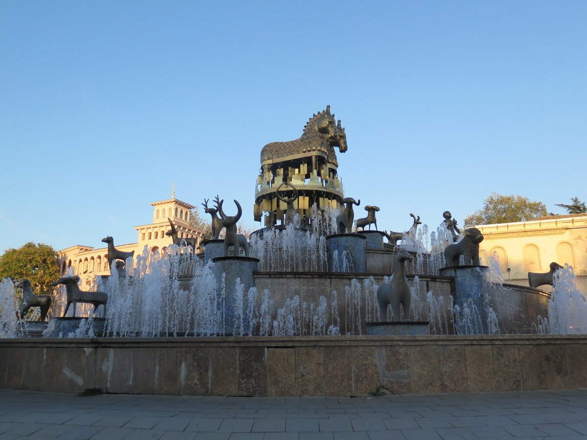 Легендарная столица. Кутаиси фонтан Колхида. Центральная площадь Кутаиси. Кутаиси – столица Колхиды. Кутаиси центр города фонтан.