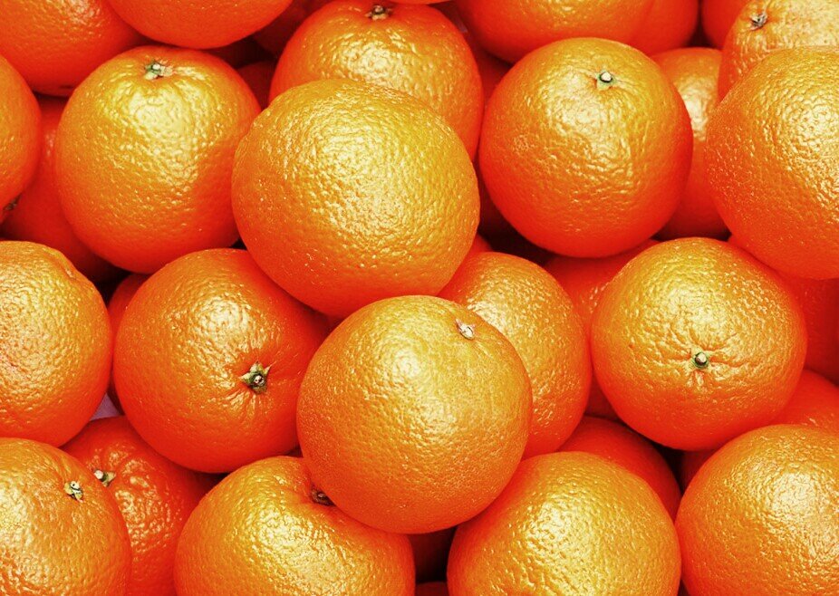 Уже середина ноября и совсем скоро вся страна погрузится в предновогоднюю суету. Ещё чуть-чуть и закончится 2018 год. И вновь прилавки супермаркетов будут ломиться от невероятного количества мандаринов. Гнилых...  И в самом деле: буквально каждый год я вижу и слышу огромное количество жалоб покупателей, что такой-то магазин вывалил на прилавок гнилые фрукты. Откуда же берется такое количество испорченного товара? Неужели он гниет в магазинах, а нам его предлагают от жадности, чтобы заработать на просрочке? А вовсе нет, и супермаркет часто бывает не виноват в порче товара, а скорее является жертвой обстоятельств. И сейчас я вам расскажу почему.