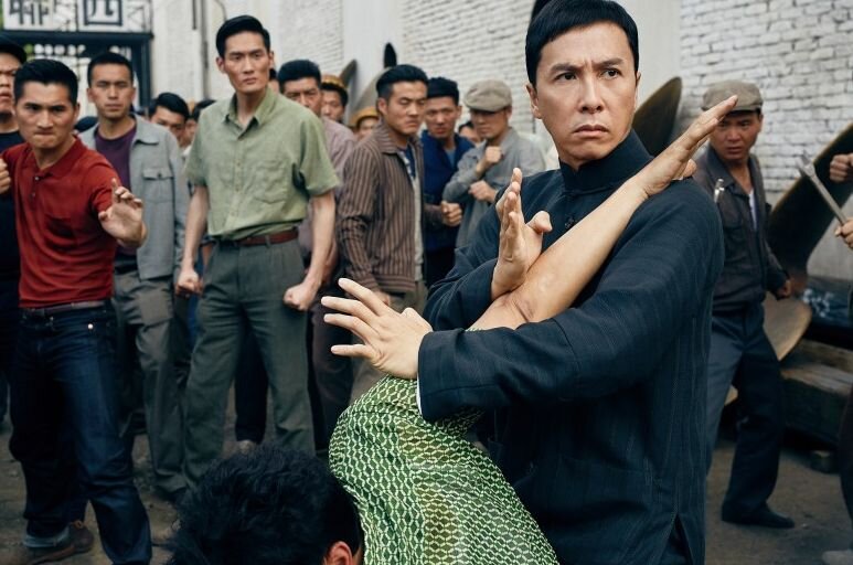 Если вам придется драться против толпы, то вам будет полезно знать о слабостях толпы и тактике поведения в такой ситуации!
В этой статье поговорим именно о слабостях толпы!
