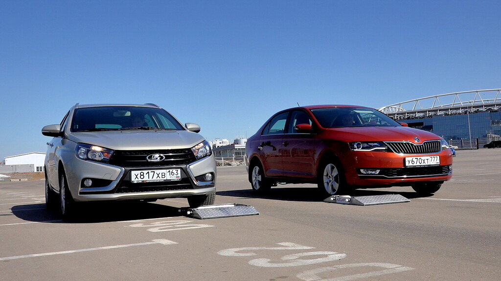 Было много заданий, на фото одно из них - надо съехать со скользких роликов.