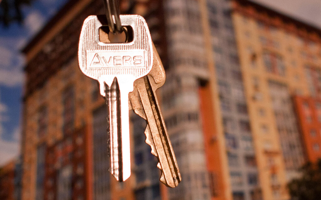 Ключи от квартиры. Квартира ключи. Новая квартира ключи. Ключи на фоне квартиры.
