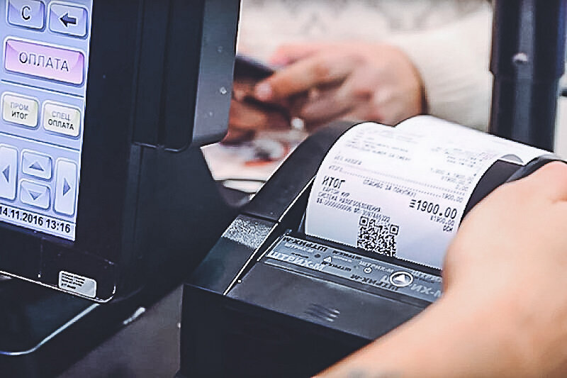 кассовый аппарат с чеком. чек с магазина. торговля без чека. касса с продуктами. товарный чек ооо.