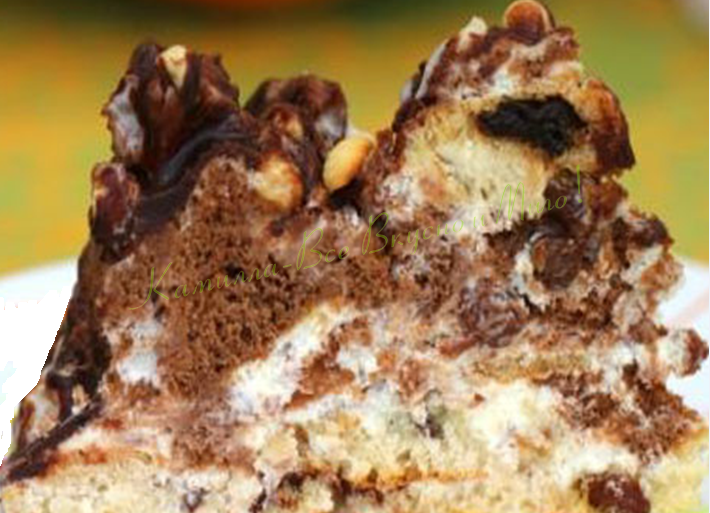 Торт в шоколадной глазури с орехами и фруктами