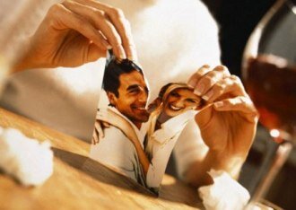 Несмотря на то, что многие люди боятся и пытаются всячески избежать развода, на самом деле есть случаи, когда он просто необходим. Спустя несколько лет совместной жизни у пары наблюдается взаимное охлаждение чувств, возникает потребность в новых ощущениях, идеях, чувствах.