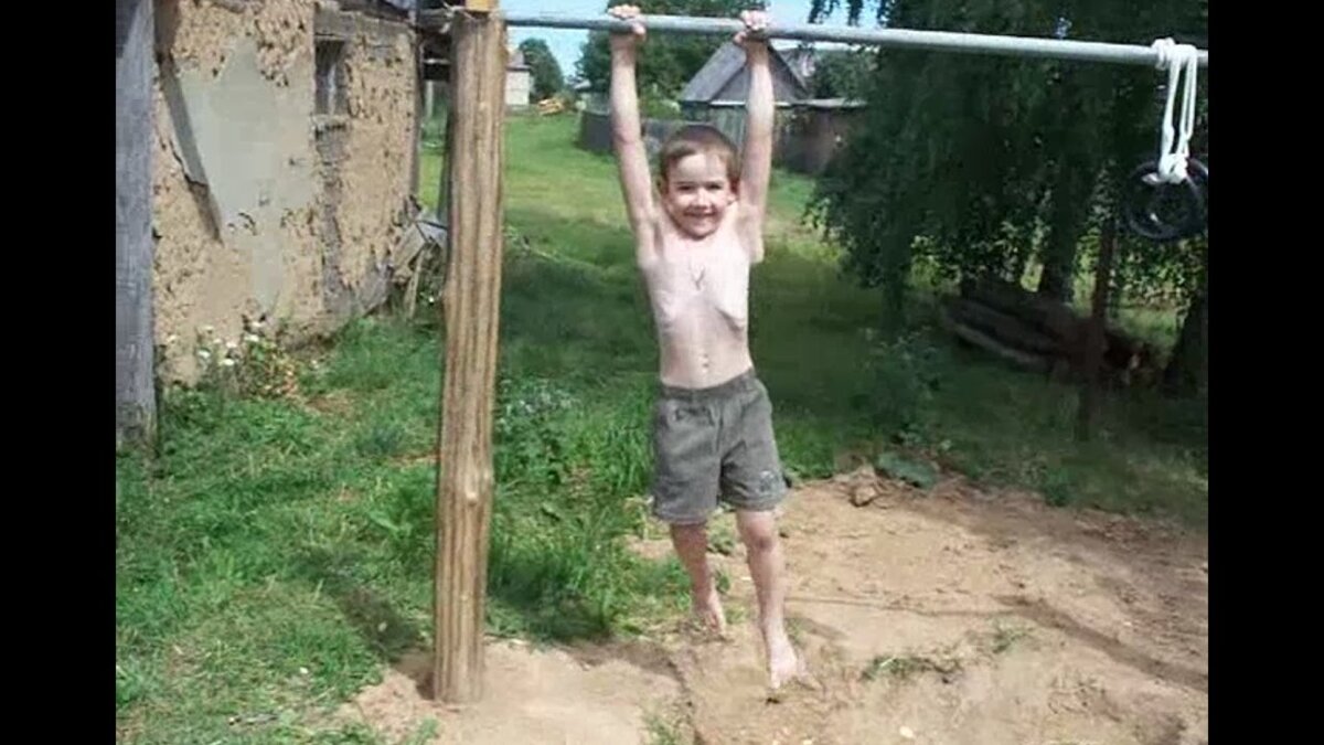 Девушка висит на турнике