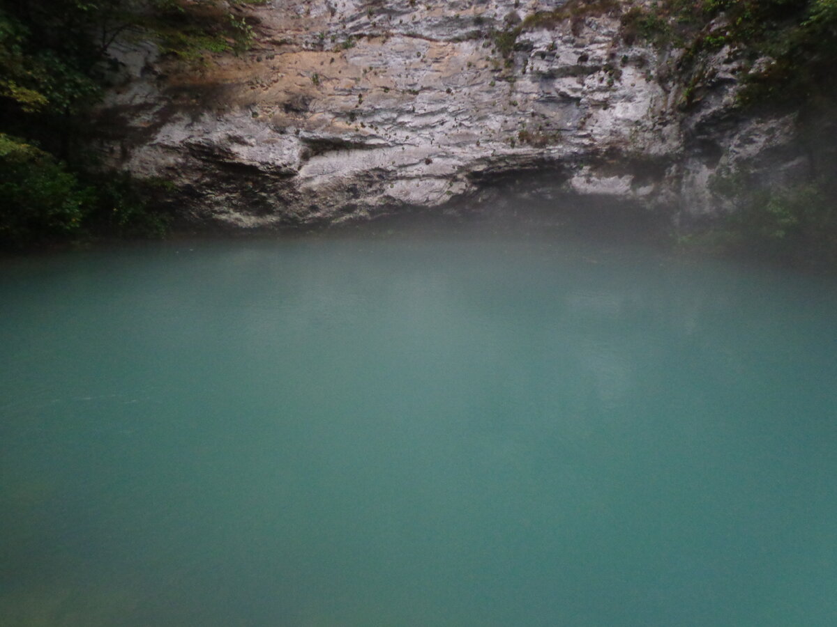 По дороге на Риццу  по пути ожидает извилистая дорога в гору, которая тоже построена в далекие времена, и состояние я бы сказала идеальное, для такого продолжительного времени и без ремонта. По пути на озеро есть голубое озеро, глубина которого достигает 82 метра, а вообще конечно не проверяла лично)))))Вода кажется, как будто она изумрудного цвета.