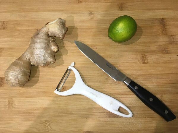 Чистим имбирный корень