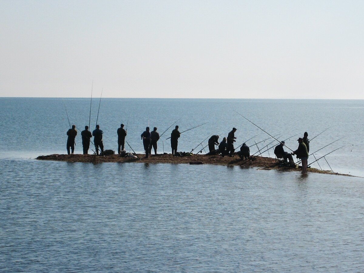 рыбалка на азовском море с берега, рыбный промысел в азовском море, рыбаки азовского моря, лов рыбы в азовском море