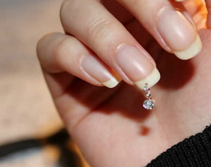 
Висюльки на ногти.
