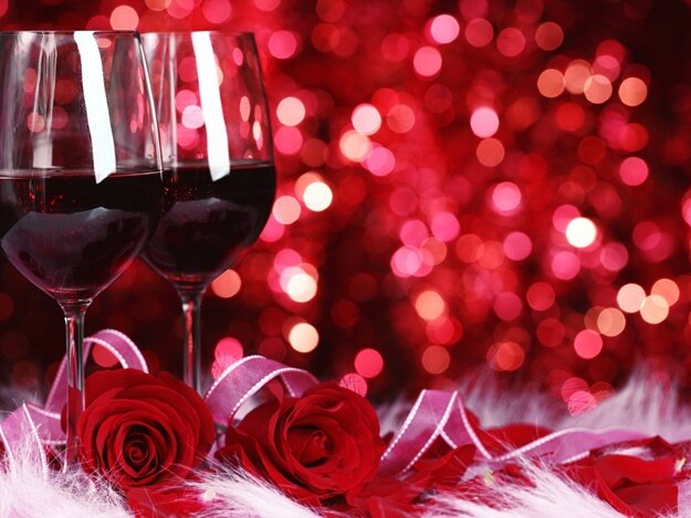 Розы и вино как символ Дня всех влюблённых