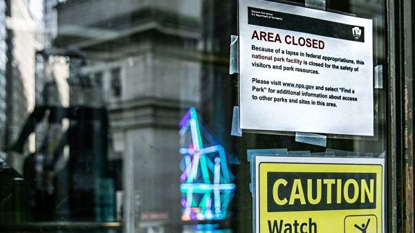  ВАШИНГТОН, 26 янв - РИА Новости. Президент США Дональд Трамп подписал временный бюджет ряда ведомств сроком действия до 15 февраля, прекратив самый длинный в истории шатдаун, сообщил Белый дом.Предполагается, что ближайшие три недели будут использованы для переговоров о долгосрочном бюджете.Вчера, 23:25Трамп объявил о приостановке шатдаунаТрамп первым уступил в противостоянии с демократами в конгрессе по итогам шатдауна, продолжавшегося 35 дней. Ранее он отказывался утверждать бюджет, пока в нем не будут учтены средства на строительство стены на границе с Мексикой, а демократы в конгрессе отказывались выделять эти средства.После согласия Трампа конгресс немедленно принял необходимые бюджетные законопроекты.Ранее в Twitter президент заявил, что не шел на уступки демократам, объяснив свой шаг "заботой о миллионах людей". "Через 21 день, если не будет заключено сделки, веселье начнется снова!" - добавил Трамп.В свою очередь, в Белом доме заявили, что Трамп намерен приступить к строительству стены на границе вне зависимости от позиции демократов по истечении временного бюджета.22 января, 08:13
 