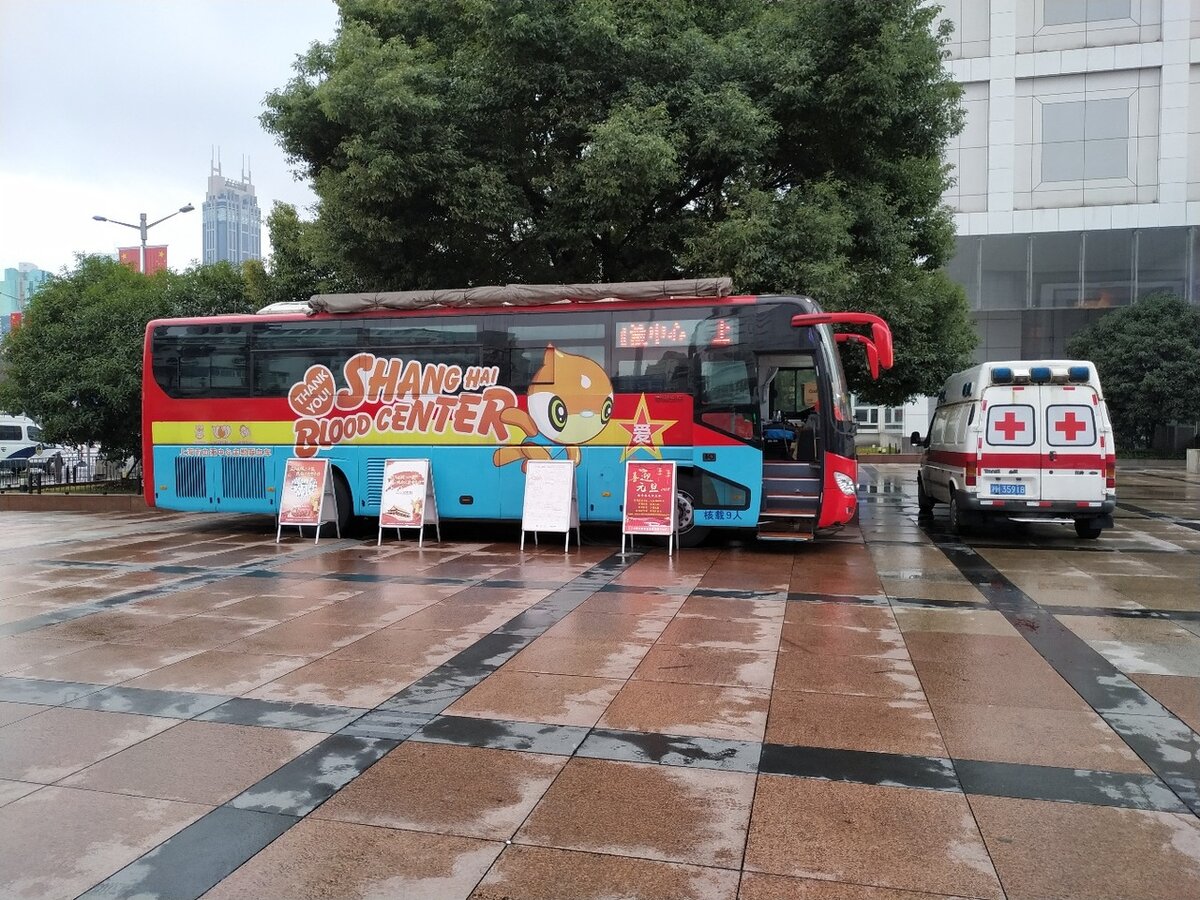 Народная площадь в центре города Шанхай. 