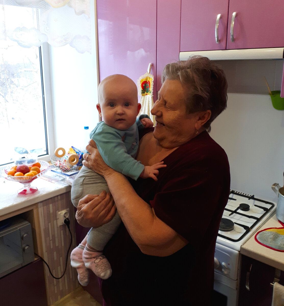 Бабуля с правнучкой. Разница 80 лет :)