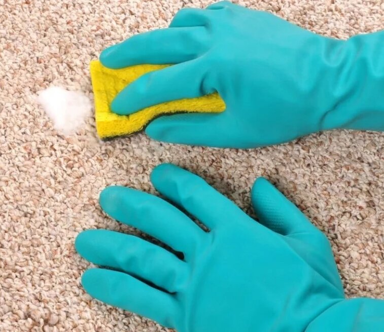 Чистим пятна на ковре крахмалом