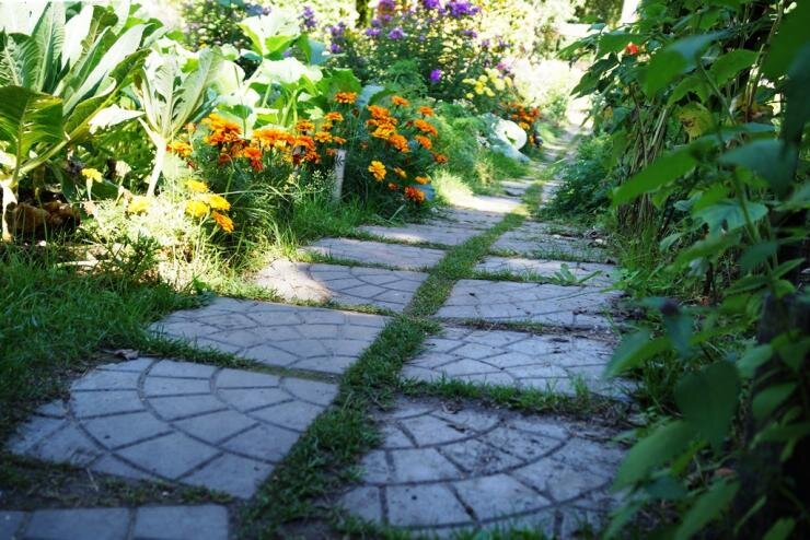 16 идей, из чего можно сделать красивую и практичную садовую дорожку
