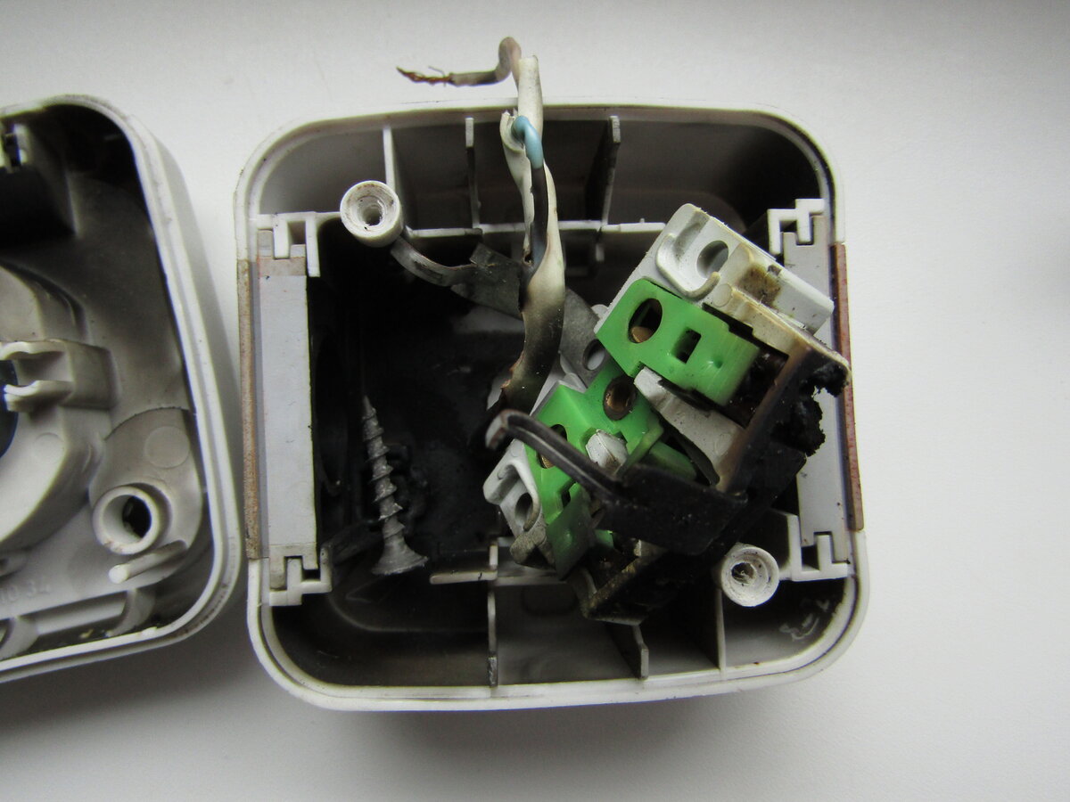 Сгоревшая розетка крупным планом