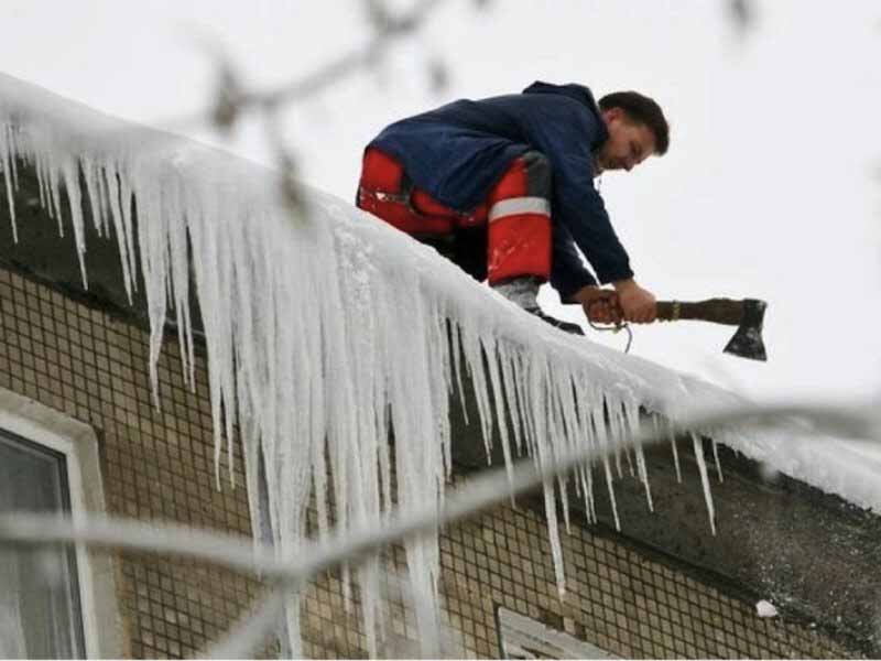 Нужно ли чистить крышу от снега в частном доме