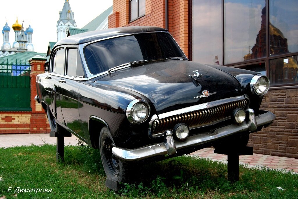 А такой Волга была в 2014 году, капот еще ничего. Кстати, все стекла затонированы, неизвестно что там с салоном этого автомобиля