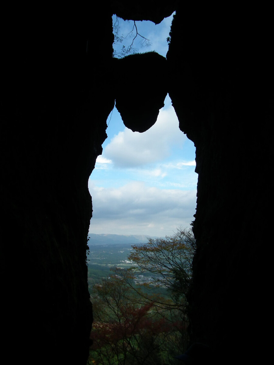 Камень Мэн-но Иси нависает в нескольких метрах над землей (фото до землетрясения 2016 года)